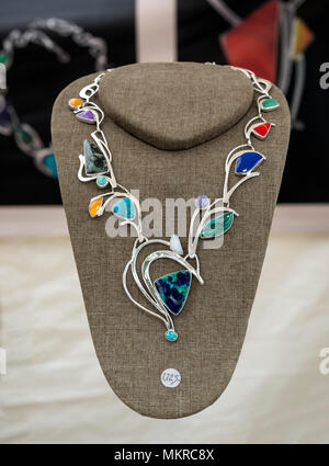 Festival de Printemps de Gainesville, en Floride, dispose d'une variété d'expression et d'expériences. Mesdames artisanal collier argent avec cristaux et pierres. Banque D'Images