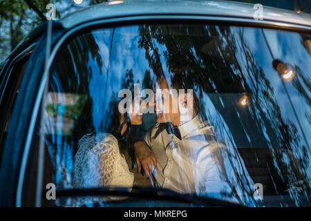 Cheerful couple s'asseoir dans le minibus. Banque D'Images