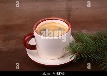 Bonjour ou bonne journée Joyeux Noël .tasse de café avec des biscuits et de la direction générale des frais de sapin ou pin.. Banque D'Images