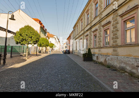 PRESOV, Slovaquie - 01 octobre 2017 : promenade le long de la rue avec Vodarenska Metodova tower en arrière-plan dans la vieille ville. C'est une ville dans l'est sl Banque D'Images