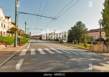 PRESOV, Slovaquie - 01 octobre 2017 : promenade le long de la rue Hlavna évêché catholique grecque avec en arrière-plan dans la vieille ville. C'est une ville dans l'Est Banque D'Images