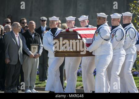 La Marine américaine Garde de cérémonie participent à l'honneur le rapatriement des réserves de la Marine Le Lieutenant William Q, le 2 mai 2018. Punnell à la section 60 du Cimetière National d'Arlington, Arlington, Virginie, le 2 mai 2018. Le 25 juillet 1944, a été l'Punnell commandant intérimaire de la VF-14 de l'Escadron de chasse pendant la Seconde Guerre mondiale, quand il a été abattu au-dessus de l'océan Pacifique dans son F6F-3 'Wolverine'. Punnell rencontré feu antiaérien intense sur l'île de Palaos lorsque sa queue du Hellcat a pris feu direct. Il s'est écrasé à environ 300 pieds de la base d'hydravions du nord, et son avion coulé lors de l'impact wi Banque D'Images