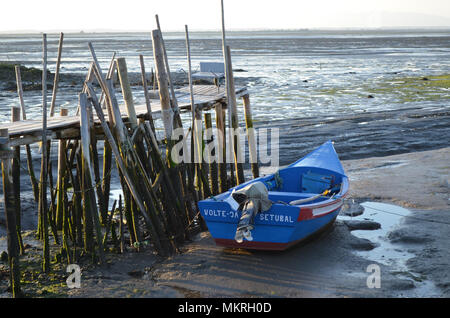 Marée basse à l'palaphitic port de pêche artisanale de Carrasqueira, estuaire de la rivière Sado, Portugal Banque D'Images