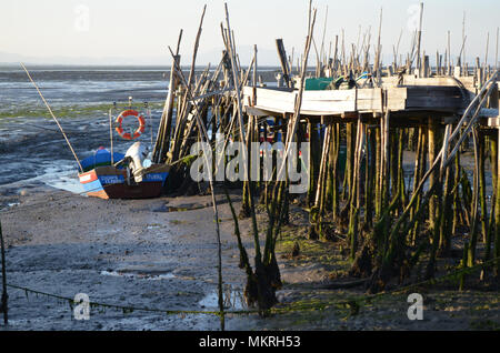 Marée basse à l'palaphitic port de pêche artisanale de Carrasqueira, estuaire de la rivière Sado, Portugal Banque D'Images