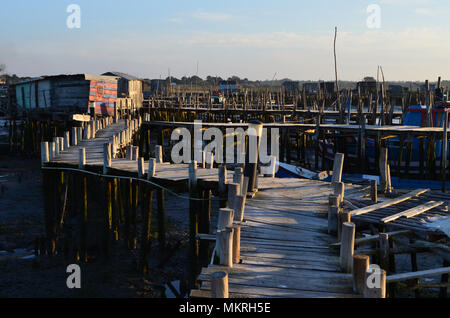 Marée basse à l'palaphitic port de pêche artisanale de Carrasqueira, estuaire de la rivière Sado, Portugal Banque D'Images