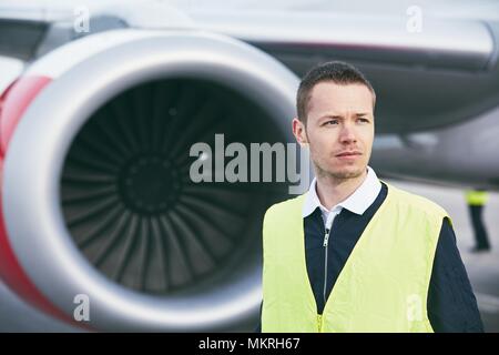 Les équipes au sol à l'aéroport enregistrer travailleur avion avant le vol. Banque D'Images