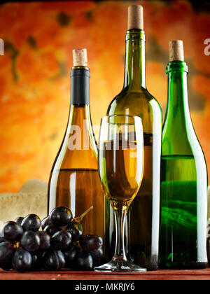 Les bouteilles de vin et de raisins Banque D'Images