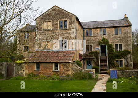 Grand bâtiment victorien anciennement le 1833 workhouse maintenant l'accueil à la poterie de lacock village Lacock wiltshire england uk Banque D'Images