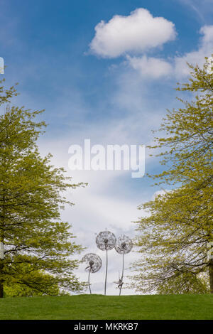 Le pissenlit et sculptures de fil de l'arbre à feuillage de printemps RHS Wisley Gardens, Surrey, Angleterre Banque D'Images