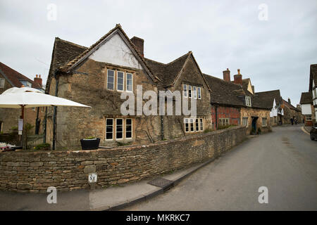 La maison d'angle à l'entrée de la rue de l'église la fin de l'édifice médiéval village de Lacock dans le Wiltshire england uk Banque D'Images