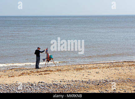 Peinture d'un artiste sur la plage de l'est à la station balnéaire de North Norfolk Cromer, Norfolk, Angleterre, Royaume-Uni, Europe. Banque D'Images