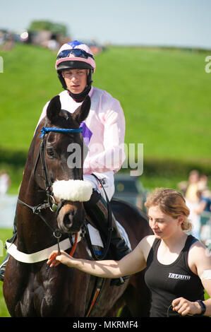 Chevaux et jockeys passage autour de l'anneau d'Eyton parade sur Severn Point to Point 7 Mai 2018 Banque D'Images