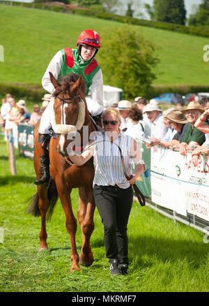 Chevaux et jockeys passage autour de l'anneau d'Eyton parade sur Severn Point to Point 7 Mai 2018 Banque D'Images