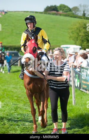 Chevaux et jockeys passage autour de l'anneau d'Eyton parade sur Severn Point to Point 7 Mai 2018 Banque D'Images