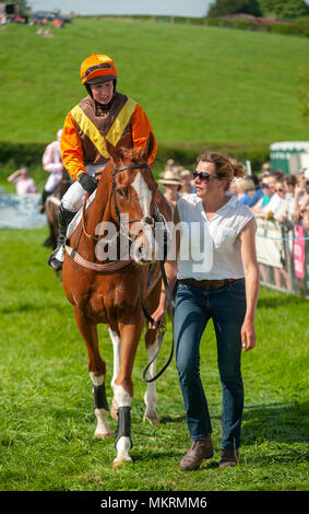 Chevaux et jockeys passage autour de l'anneau d'Eyton parade sur Severn Point to Point 7 Mai 2018 Banque D'Images