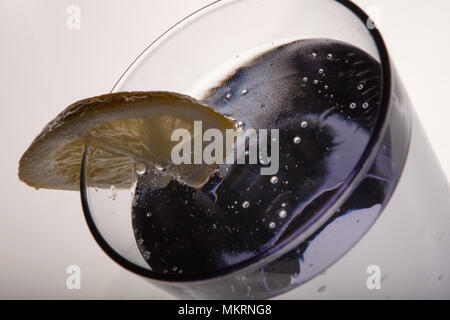 Un verre de l'eau fraîche et un tilleul. Eau minérale vue rapprochée Banque D'Images