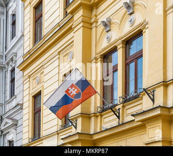 Drapeau de la Slovaquie en plein air, sur la façade de l'immeuble, à Banska Bystrica. Banque D'Images