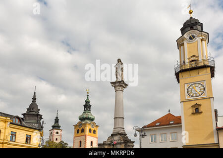 Tours du Château de la ville de Banska Bystrica, Assomption de la Vierge Marie l'Église, Tour de l'horloge et Vierge Marie statue sur la colonne mariale Baroque, la Slovaquie. Banque D'Images