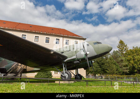 Airplane Li-2 au musée de plein air de SNP, l'équipement militaire de WW2, à Banska Bystrica, Slovaquie Banque D'Images