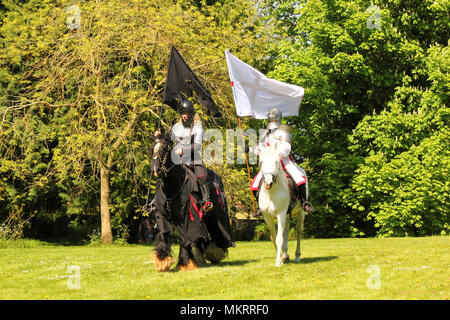 Berkeley, Angleterre - 6 mai 2018 : Medieval Jousting Afficher dans le château de Berkeley. L'histoire a joué à l'intérieur des murs du château de Berkeley en font l'un des m Banque D'Images