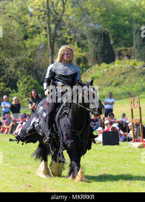 Berkeley, Angleterre - 6 mai 2018 : Medieval Jousting Afficher dans le château de Berkeley. L'histoire a joué à l'intérieur des murs du château de Berkeley en font l'un des m Banque D'Images