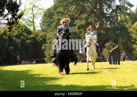 Berkeley, Angleterre - 6 mai 2018 : Medieval Jousting Afficher dans le château de Berkeley. L'histoire a joué à l'intérieur des murs du château de Berkeley en font l'un des m Banque D'Images