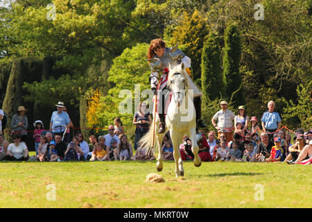 Berkeley, Angleterre - 6 mai 2018 : Medieval Jousting Afficher dans le château de Berkeley. L'histoire a joué à l'intérieur des murs du château de Berkeley en font l'un des m Banque D'Images