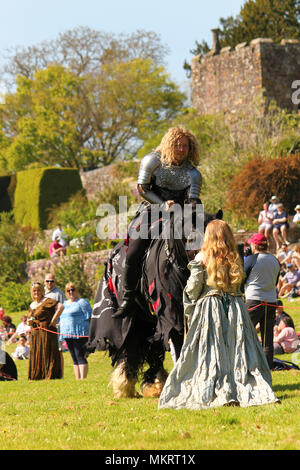 Berkeley, Angleterre - 6 mai 2018 : Medieval Jousting Afficher dans le château de Berkeley. L'histoire a joué à l'intérieur des murs du château de Berkeley en font l'un des m Banque D'Images