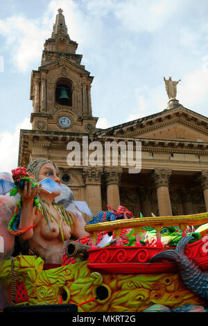 Carnival flotter en face de l'église de St Publius, Carnaval à La Valette, février 2018, Malte, Europe Banque D'Images