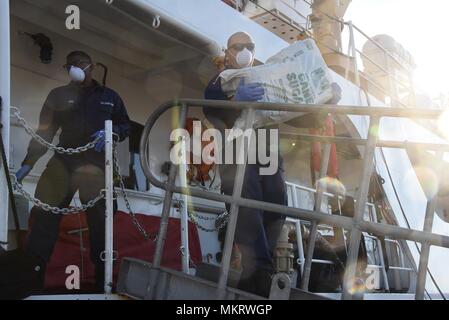 L'équipage de la Garde côtière Resolute offload environ 1 tonne de marijuana d'une valeur approximative de 2,2 millions de gros, à Saint-Pétersbourg, en Floride, le mardi 8 mai 2018, 8 mai 2018. L'équipage à bord du 210 mètres autonomie-classe, coupe-homeported à Saint-Pétersbourg, a interdit deux navires soupçonnés de trafic de drogues et des trafiquants de drogue présumés sept détenus dans la mer des Caraïbes avec l'aide des douanes et de la police des frontières dans le cadre de l'opération Riptide. (U.S. Photo de la Garde côtière du Maître de 2e classe Ashley J. Johnson). () Banque D'Images