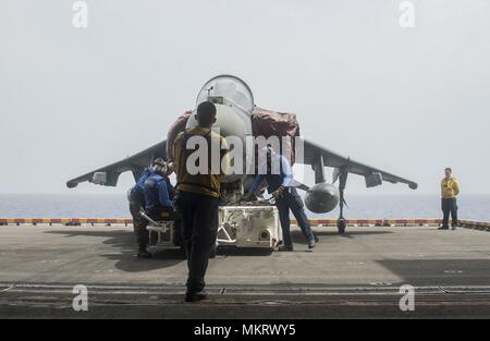 180507-N-AH771-0071 U.S. 5ÈME ZONE DES OPÉRATIONS DE LA FLOTTE (7 mai 2018) Les marins à bord de la classe Wasp-navire d'assaut amphibie USS Iwo Jima (DG 7) préparer un jet Harrier AV-8B joint au milieu marin de l'escadron à rotors basculants (VMM) 162 (renforcée), d'être déplacé dans le hangar du navire, le 7 mai 2018, le 7 mai 2018. Iwo Jima, homeported à Mayport, en Floride est sur le déploiement de la 5e flotte américaine zone d'opérations à l'appui d'opérations de sécurité maritime de rassurer les alliés et partenaires, et de préserver la liberté de navigation et la libre circulation du commerce dans la région. (U.S. Photo de la marine en masse Communicatio Banque D'Images