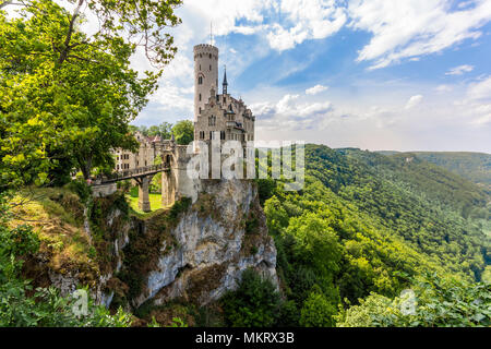 Château de Lichtenstein (Schloss Lichtenstein), un palais construit en style néo-gothique dominant la vallée de l'Echaz près de Honau, Reutlingen Banque D'Images