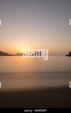 Lever du soleil sur une plage à Aguilas, Murcia, Espagne Banque D'Images