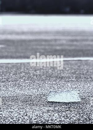 Détail de la feuille de glace. Les fissures de la glace de surface, formant des floes qui coule dans l'eau de rivière froide en hiver. Banque D'Images