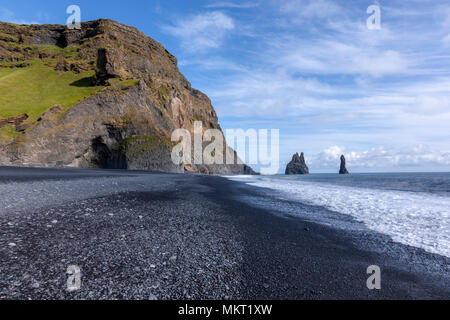 Basaltiques de Reynisdrangar sont situé sous la montagne Reynisfjall près du village de Vík, Islande Banque D'Images