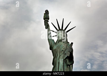 WA15347-00...WASHINGTON - Une petite réplique de la Statue de la liberté situé à Alki Beach à West Seattle. Banque D'Images