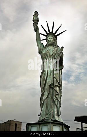 WA15348-00...WASHINGTON - Une petite réplique de la Statue de la liberté situé à Alki Beach à West Seattle. Banque D'Images