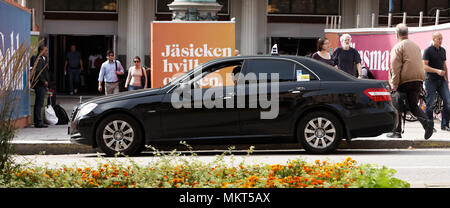 2012-08-30, Stockholm, Suède : un taxi juste devant l'entrée de la gare centrale, dans l'espoir d'obtenir les clients qui ne sont pas awa Banque D'Images