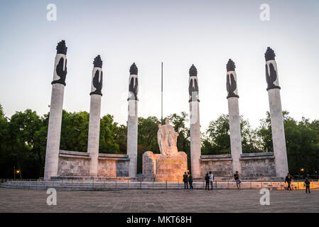 Monument aux Niños Heroes - Enfants héroïques, une terrasse en marbre rose avec six colonnes memorial, le parc de Chapultepec, Mexico, Mexique Banque D'Images