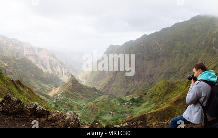 Hôtels en face de motion paysage. Des nuages au-dessus de la vallée verte Xo-Xo. L'île de Santo Antao, Cap Vert Banque D'Images