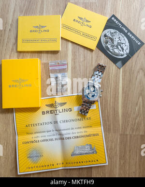 FLODA, Suède - 21 avril 2018 : acier inoxydable brillant Évolution Chronomat Breitling watch bleu face man's luxury watch communiqué de modèle : N° des biens : Non. Banque D'Images