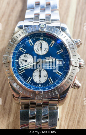 FLODA, Suède - 21 avril 2018 : acier inoxydable brillant Évolution Chronomat Breitling watch bleu face man's luxury watch communiqué de modèle : N° des biens : Non. Banque D'Images