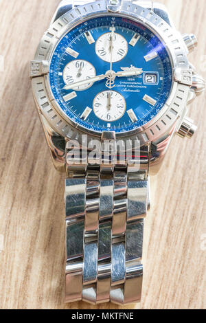 FLODA, Suède - 21 avril 2018 : acier inoxydable brillant Évolution Chronomat Breitling watch bleu face man's luxury watch communiqué de modèle : N° des biens : Non. Banque D'Images