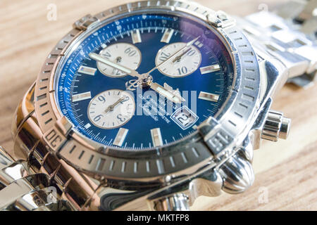 FLODA, Suède - 21 avril 2018 : acier inoxydable brillant Évolution Chronomat Breitling watch bleu face man's luxury watch communiqué de modèle : N° des biens : Non. Banque D'Images