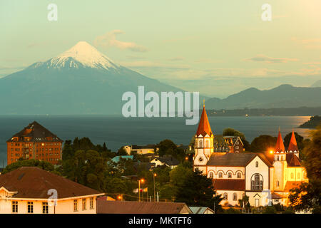 Puerto Varas sur les rives du lac Llanquihue avec volcan Osorno dans le dos, X Region de Los Lagos, Chile Banque D'Images