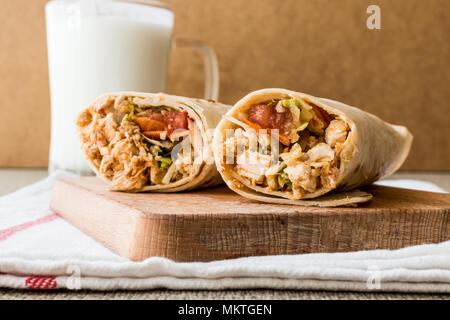 Doner kebab de poulet shawarma avec ayran ou du babeurre. Concept de restauration rapide. Banque D'Images