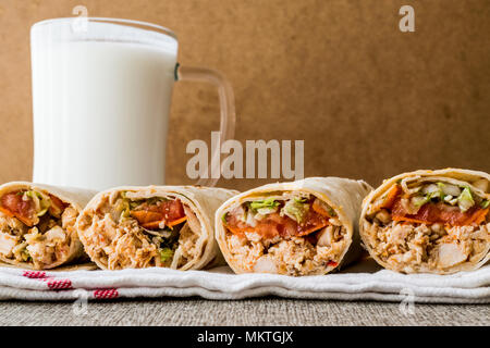 Doner kebab de poulet shawarma avec ayran ou du babeurre. Concept de restauration rapide. Banque D'Images