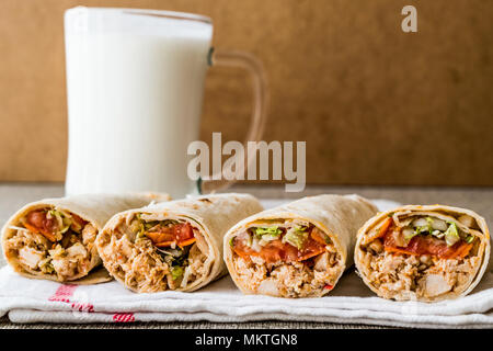 Doner kebab de poulet shawarma avec ayran ou du babeurre. Concept de restauration rapide. Banque D'Images