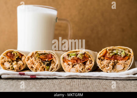 Doner kebab de poulet shawarma avec ayran ou du babeurre. Concept de restauration rapide. Banque D'Images