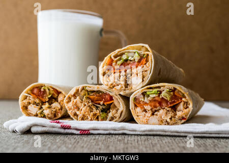 Doner kebab de poulet shawarma avec ayran ou du babeurre. Concept de restauration rapide. Banque D'Images